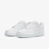 Baskets blanches en cuir, design bas, swoosh emblématique, perforations, semelle antidérapante, polyvalentes.