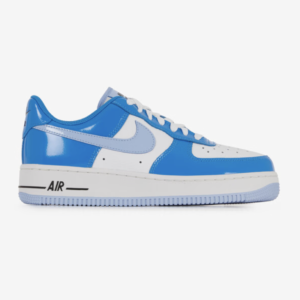 Sneakers Nike Air Force 1 azul brillante con detalles blancos y tecnología Air para mayor comodidad.