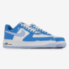 Chaussures Nike Air Force 1 bleu ciel et blanc, design classique et élégant.