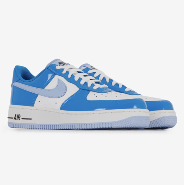 Chaussures Nike Air Force 1 bleu ciel et blanc, design classique et élégant.